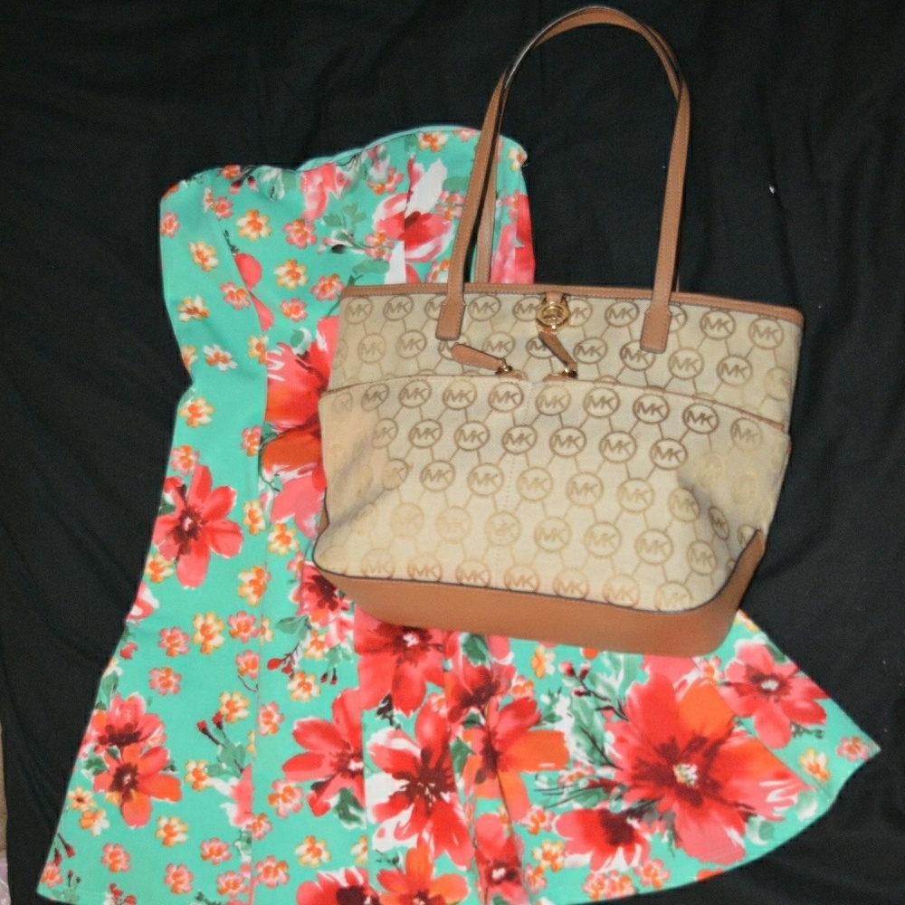 LIKE NEW Michael Kors purse